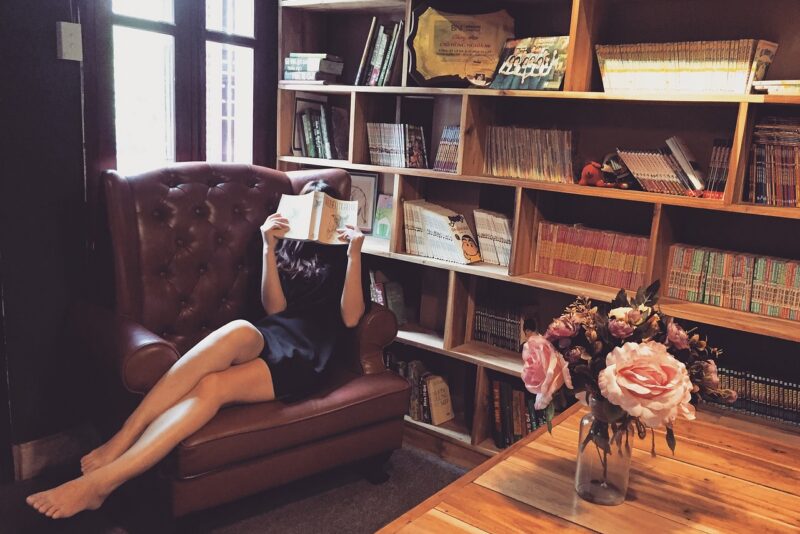 A Arte de Montar Estantes: Como Organizar Livros e Objetos como um Decorador