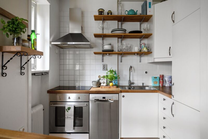 Apartamento pequeno: 7 estratégias verticais para ganhar espaço sem reformar