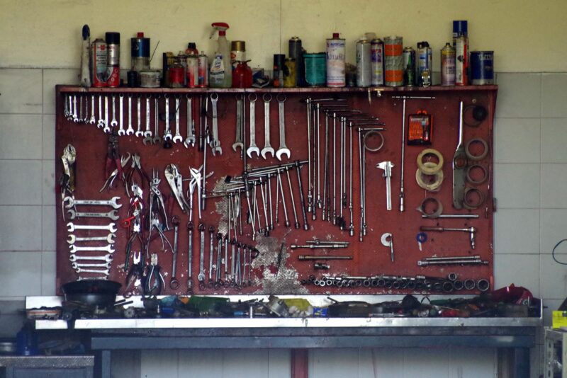 Área de ferramentas e materiais: monte um cantinho de manutenção mesmo sem garagem